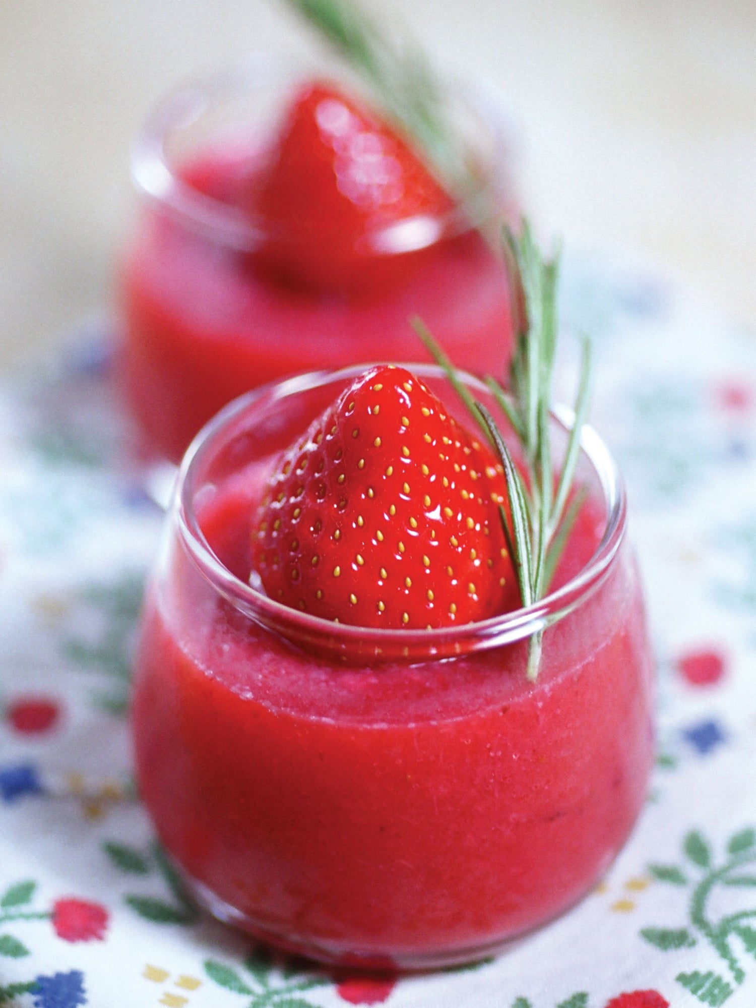 Dessert de fraises parfumé au romarin