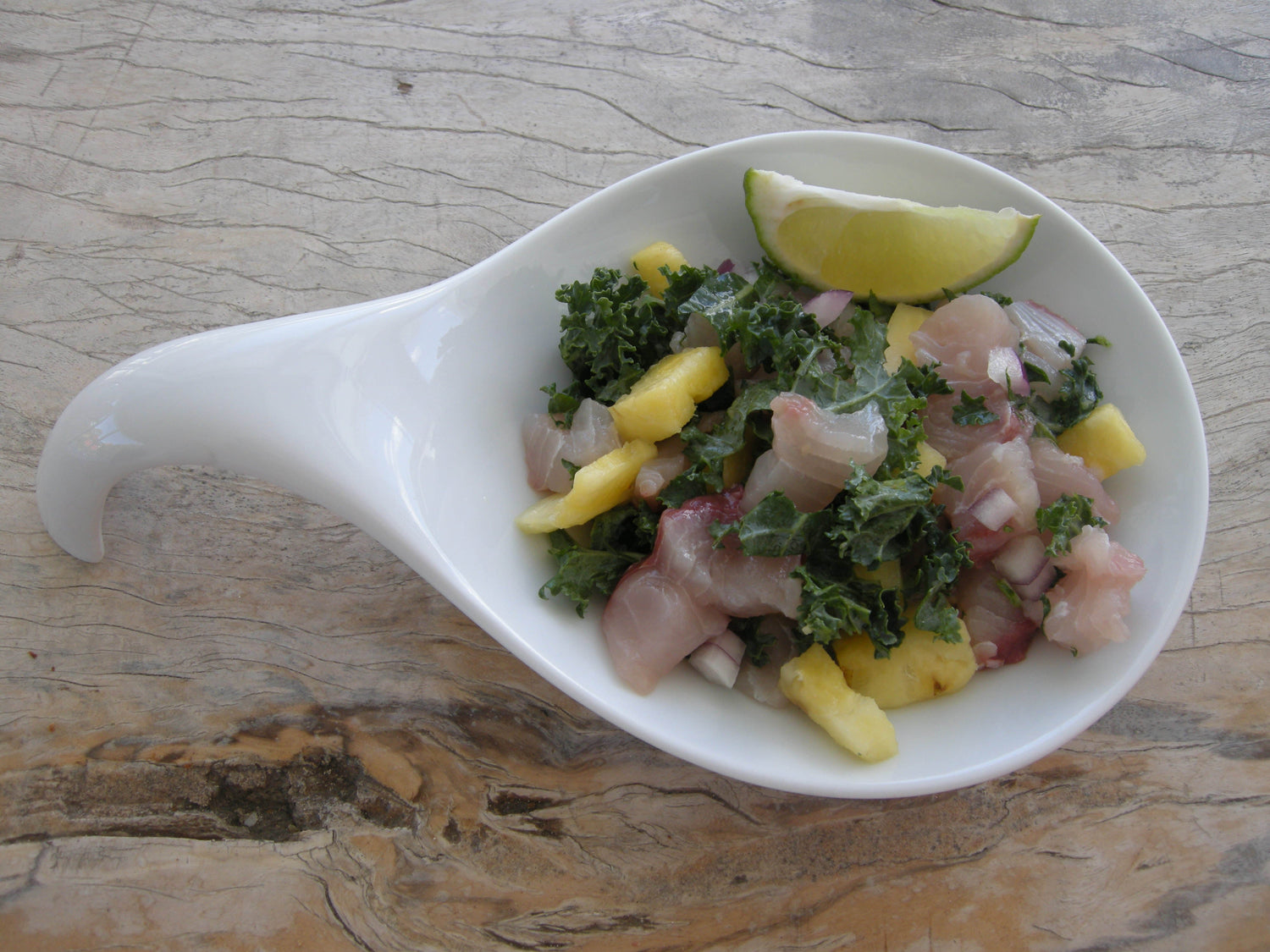 Salade de poisson cru à l'ananas et chou kalé