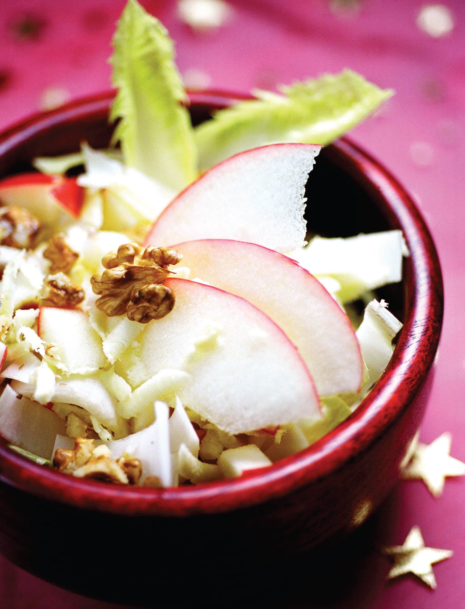 Salade d'endives, noix, pomme et panais râpés