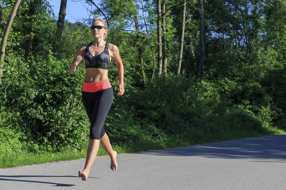 Commencer à courir pieds nus : les conseils du spécialiste Ken Bob Saxton