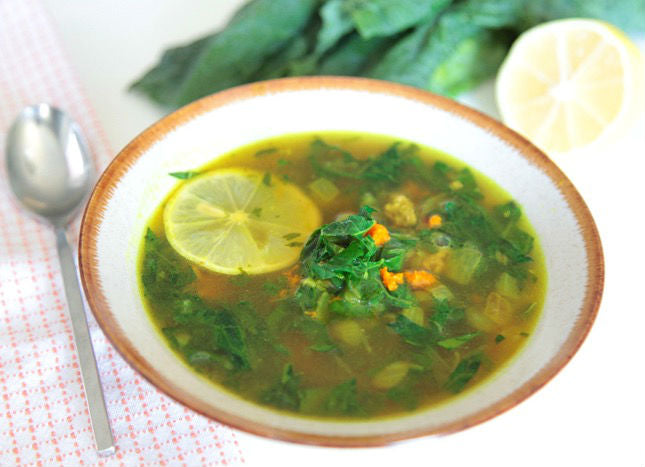 Soupe de chou kale au curcuma